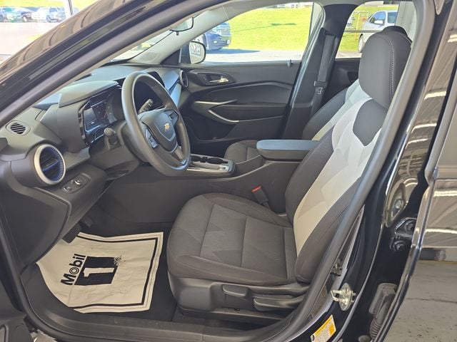 Pre-Owned 2025 Chevrolet Trax LS - photo - 12