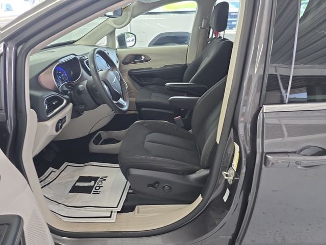Pre-Owned 2023 Chrysler Voyager LX - photo - 12