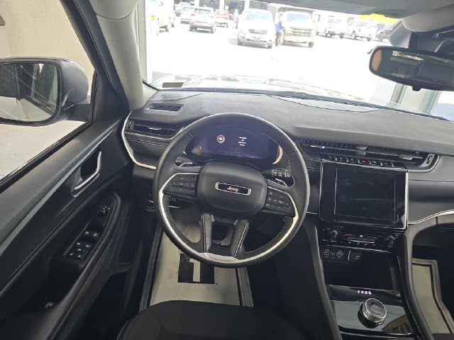 Pre-Owned 2023 Jeep Grand Cherokee Laredo - photo - 11