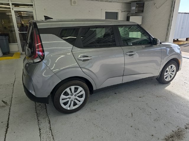 Pre-Owned 2024 Kia Soul LX - photo - 5