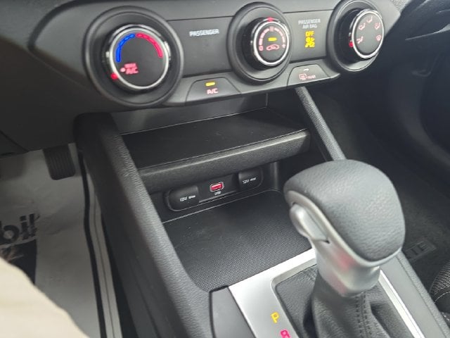Pre-Owned 2023 Kia Forte LXS - photo - 20