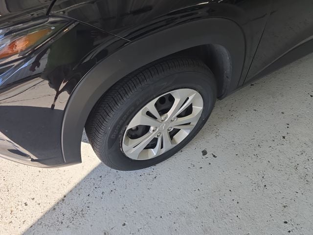 Pre-Owned 2025 Chevrolet Trax LS - photo - 8