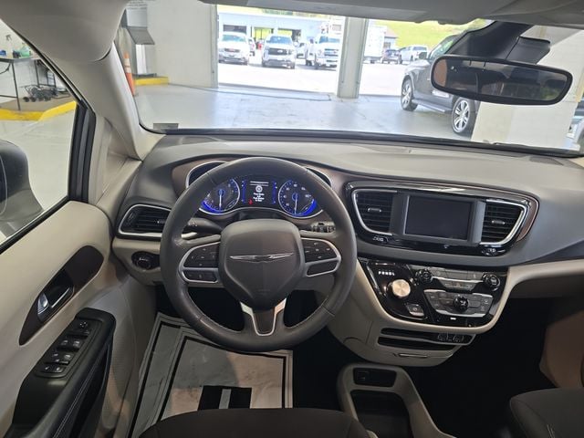 Pre-Owned 2023 Chrysler Voyager LX - photo - 11