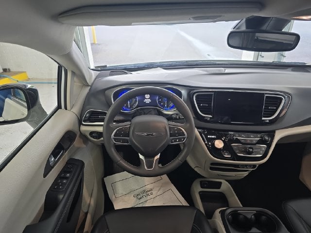 Pre-Owned 2024 Chrysler Pacifica Touring L - photo - 11
