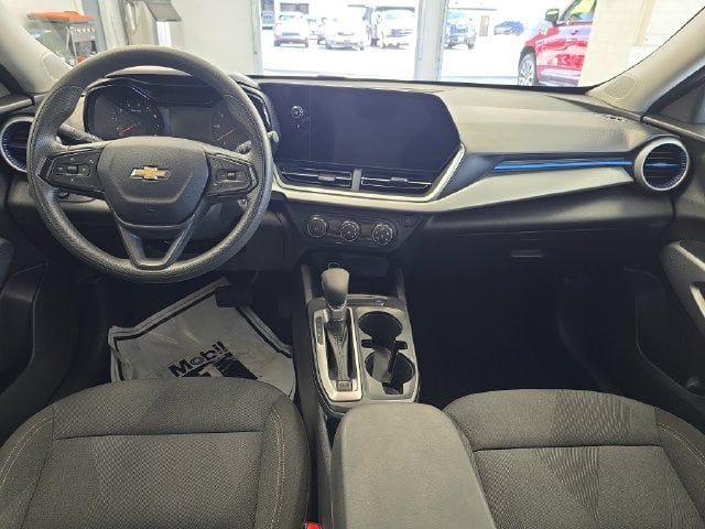 Pre-Owned 2025 Chevrolet Trax LS - photo - 10