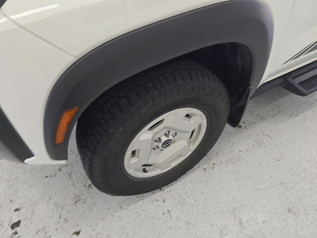 Pre-Owned 2024 Nissan Frontier SV - photo - 8