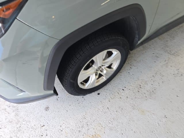 Pre-Owned 2021 Toyota RAV4 XLE - photo - 8