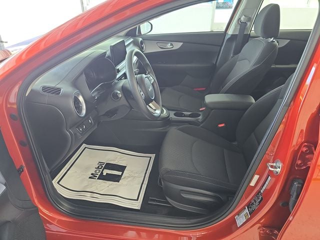 Pre-Owned 2024 Kia Forte LXS - photo - 12
