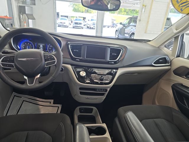 Pre-Owned 2023 Chrysler Voyager LX - photo - 10