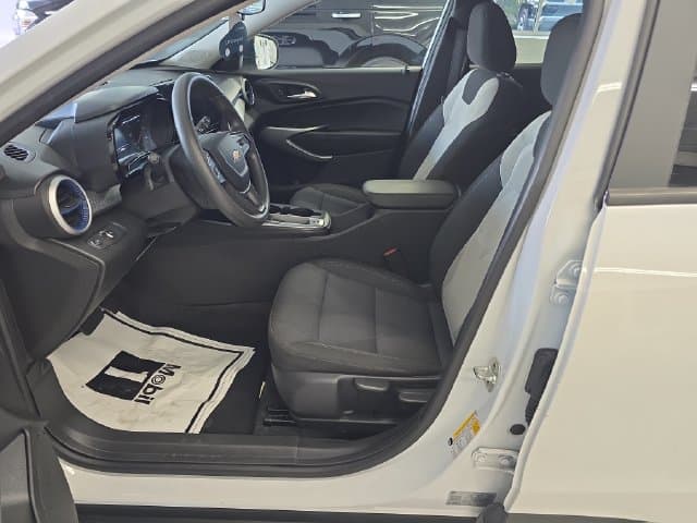 Pre-Owned 2025 Chevrolet Trax LS - photo - 12