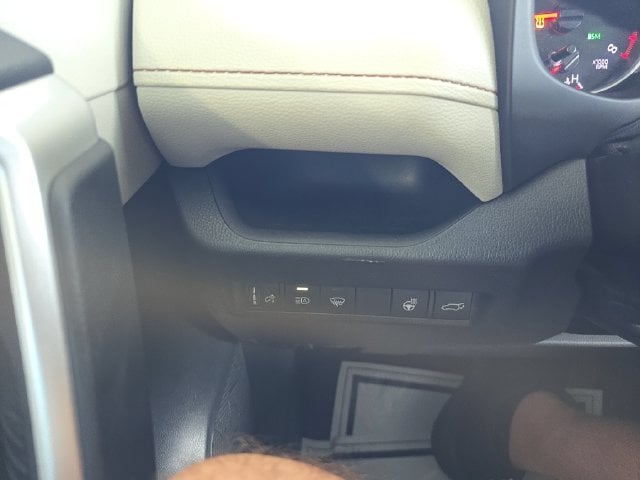 Pre-Owned 2021 Toyota RAV4 XLE - photo - 18