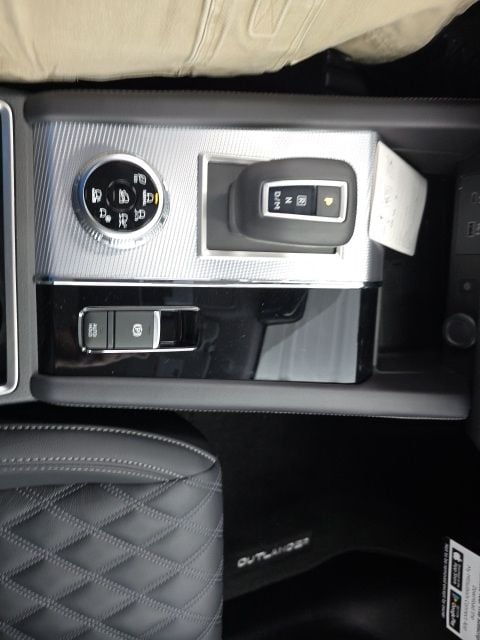 Pre-Owned 2024 Mitsubishi Outlander SEL - photo - 28