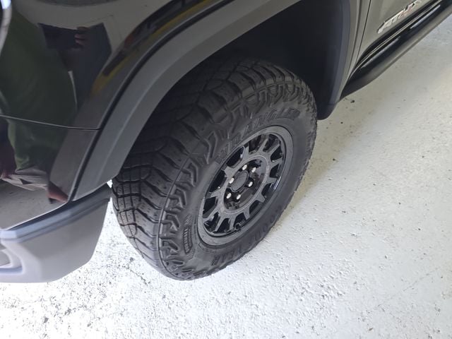 Pre-Owned 2024 GMC Sierra 1500 AT4X - photo - 8