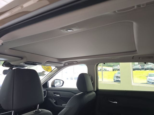 Pre-Owned 2024 Nissan Rogue SV - photo - 12