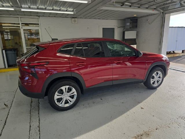 Pre-Owned 2025 Chevrolet Trax LS - photo - 5