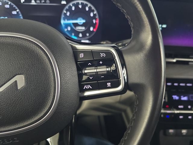 Pre-Owned 2023 Kia Carnival SX - photo - 17