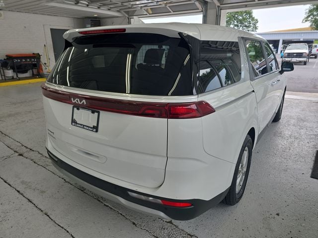 Pre-Owned 2024 Kia Carnival LX - photo - 4