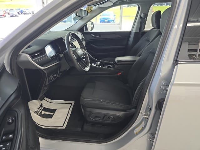 Pre-Owned 2023 Jeep Grand Cherokee Laredo - photo - 12