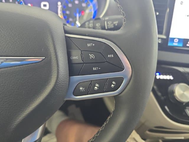 Pre-Owned 2024 Chrysler Pacifica Touring L - photo - 17