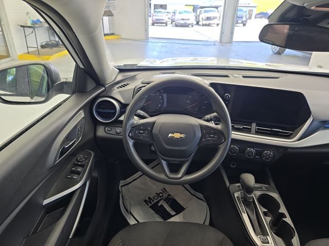 Pre-Owned 2025 Chevrolet Trax LS - photo - 11