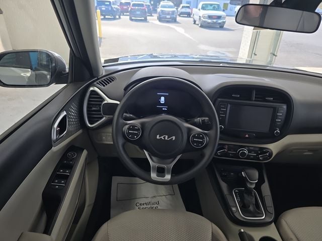 Pre-Owned 2024 Kia Soul LX - photo - 11