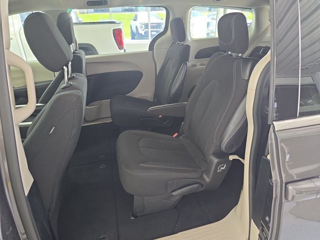 Pre-Owned 2023 Chrysler Voyager LX - photo - 9