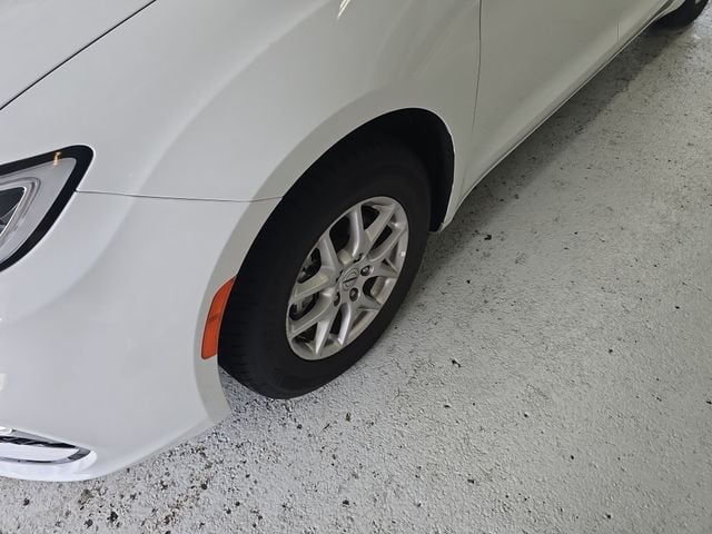 Pre-Owned 2024 Chrysler Pacifica Touring L - photo - 8