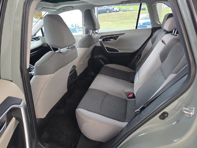 Pre-Owned 2021 Toyota RAV4 XLE - photo - 9