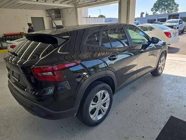 Pre-Owned 2025 Chevrolet Trax LS - photo - 5