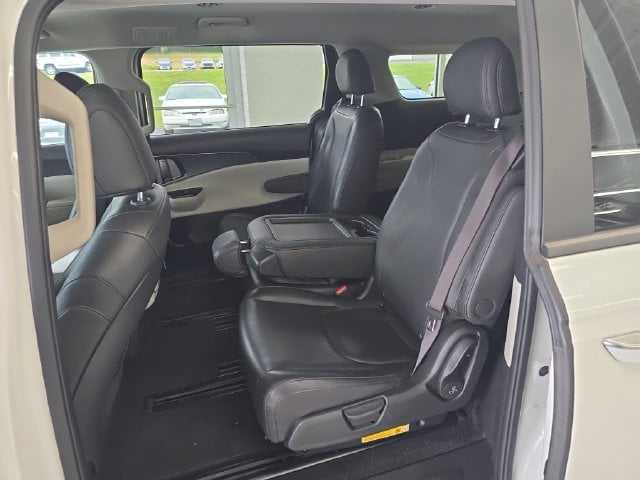 Pre-Owned 2024 Kia Carnival LX - photo - 9