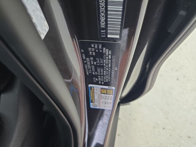 Pre-Owned 2025 Kia Carnival LXS - photo - 13
