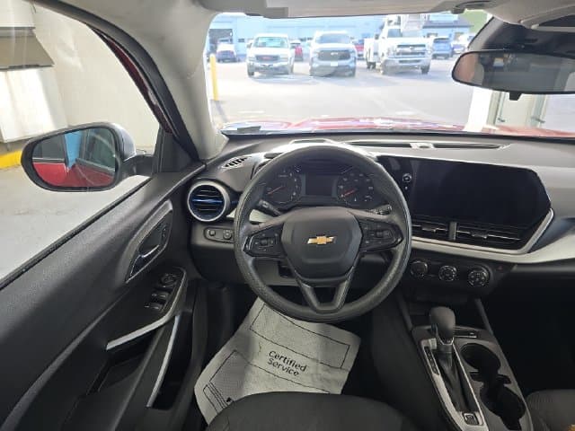 Pre-Owned 2025 Chevrolet Trax LS - photo - 11