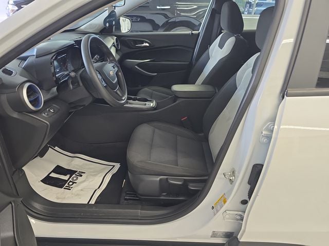 Pre-Owned 2025 Chevrolet Trax LS - photo - 12