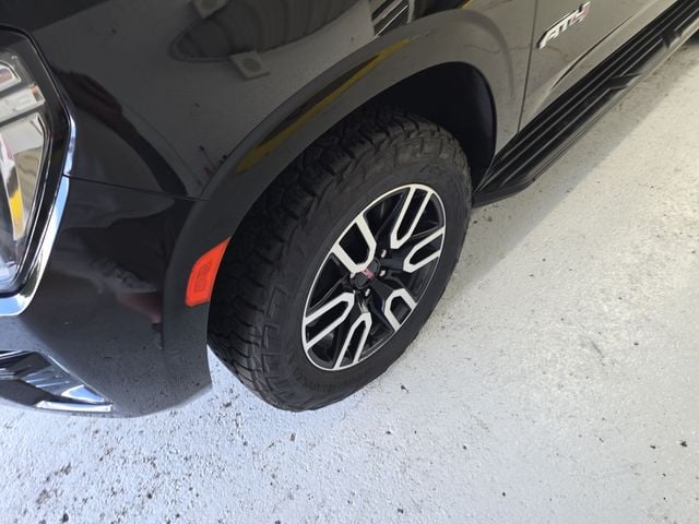 Pre-Owned 2023 GMC Yukon AT4 - photo - 8