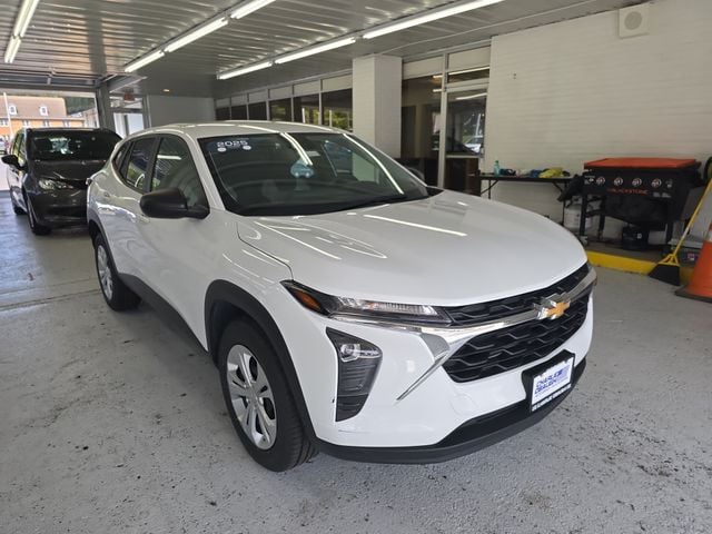 Pre-Owned 2025 Chevrolet Trax LS - photo - 6
