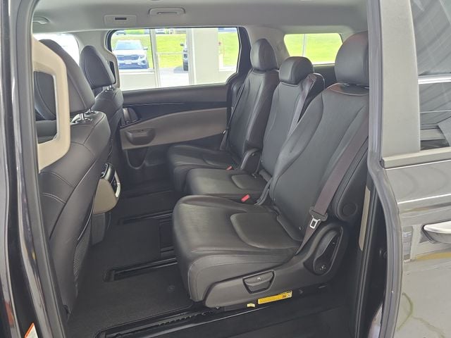 Pre-Owned 2025 Kia Carnival LXS - photo - 9