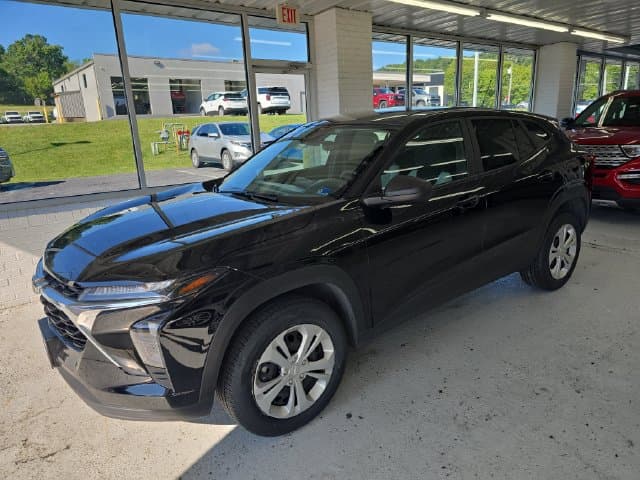 Pre-Owned 2025 Chevrolet Trax LS - photo - 1