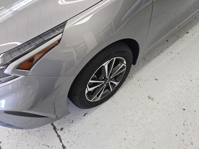 Pre-Owned 2024 Kia Forte LXS - photo - 8