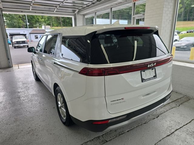 Pre-Owned 2024 Kia Carnival LX - photo - 2