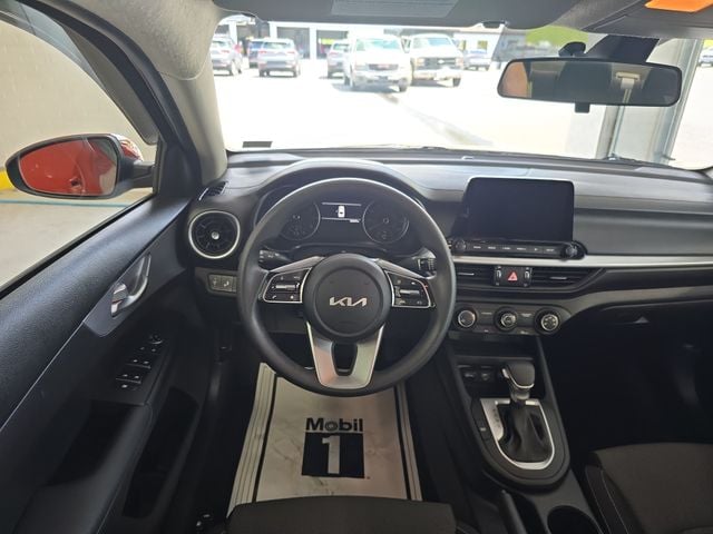 Pre-Owned 2024 Kia Forte LXS - photo - 11
