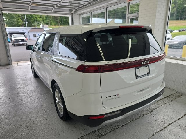Pre-Owned 2024 Kia Carnival LX - photo - 2