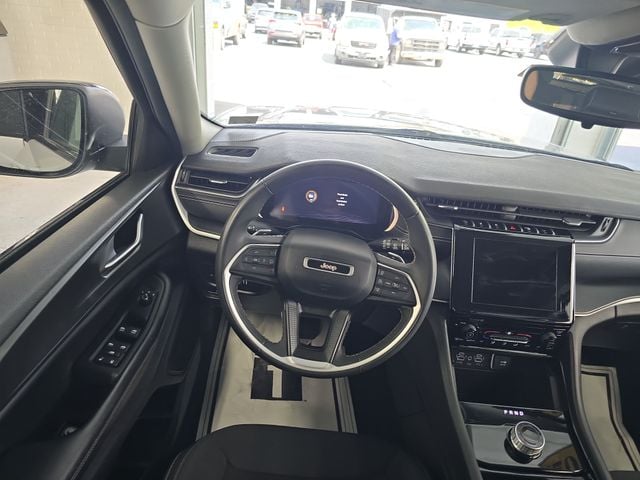 Pre-Owned 2023 Jeep Grand Cherokee Laredo - photo - 11