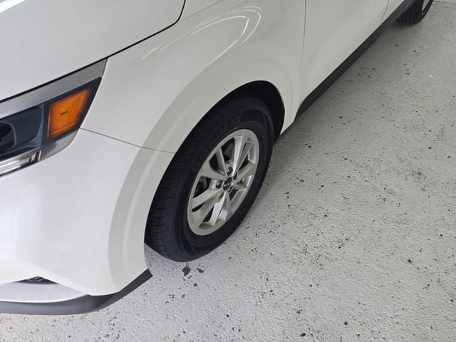 Pre-Owned 2024 Kia Carnival LX - photo - 8