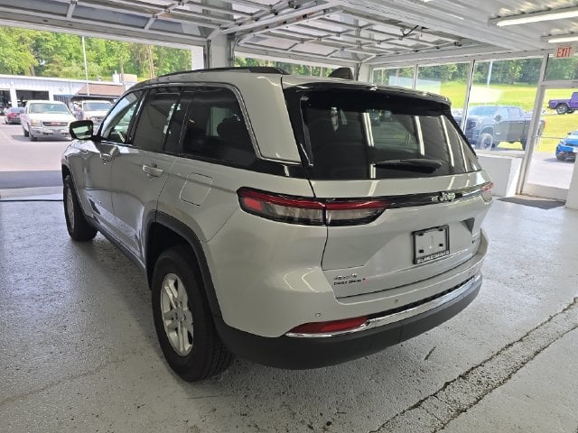 Pre-Owned 2023 Jeep Grand Cherokee Laredo - photo - 2