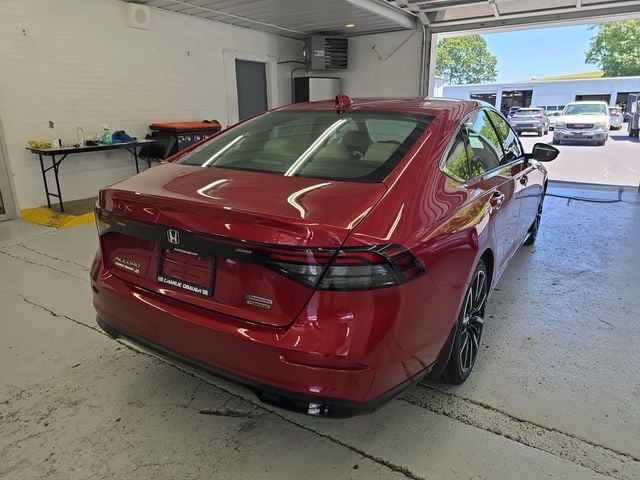 Pre-Owned 2025 Honda Accord Hybrid Touring - photo - 4