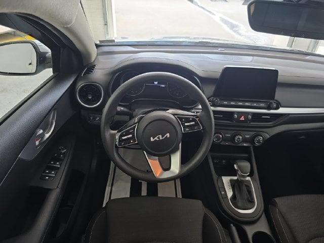 Pre-Owned 2023 Kia Forte LXS - photo - 11