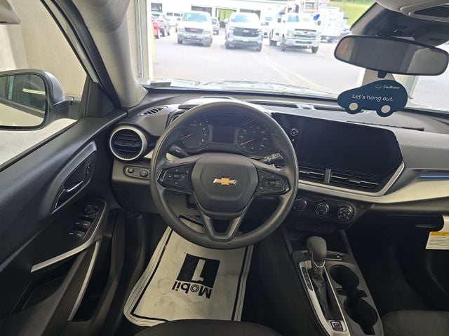 Pre-Owned 2025 Chevrolet Trax LS - photo - 11