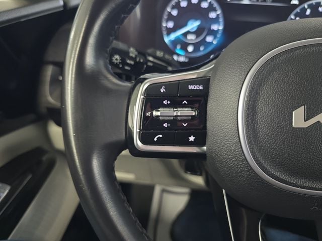 Pre-Owned 2023 Kia Carnival SX - photo - 18