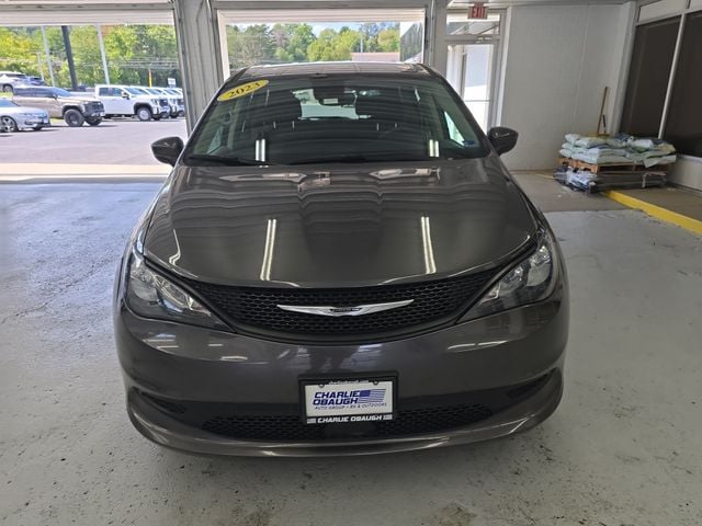 Pre-Owned 2023 Chrysler Voyager LX - photo - 7