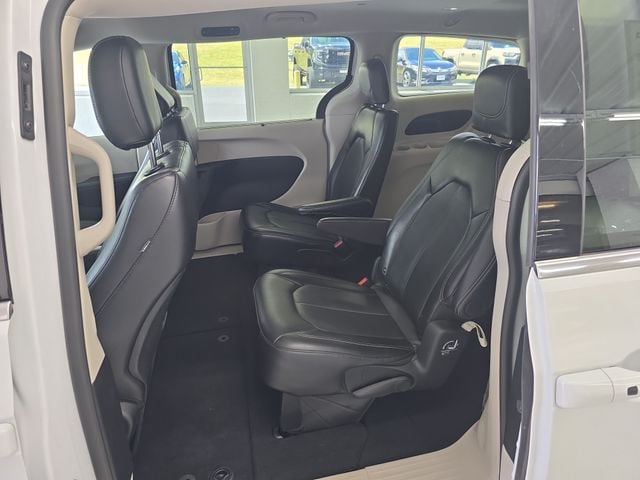 Pre-Owned 2024 Chrysler Pacifica Touring L - photo - 9